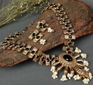 ชุดสร้อยคอแบบโบราณเคลือบออกซิไดซ์ ประดับด้วยหินสีดำและต่างหูมุกแบบห้อย - Product Image 4