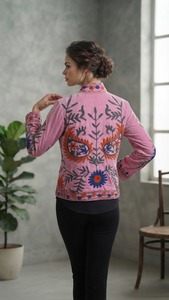 Chaqueta de Terciopelo Bordada Suzani Rosa Malva Premium para Mujer, Motivo Floral Folclórico, Estilo Boho, Ropa Exterior de Moda al por Mayor para Boutique - Product Image 2