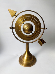 Sphère armillaire en laiton avec aiguille de sundial, astrolabe vintage, décoration de table - Product Image 1