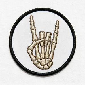 Patch thermocollant et à coudre personnalisé, broderie machine Crâne ailé, Logo Gothique Ailes de chauve-souris et Mort, Vente en gros pour vestes de motard et sacs - Product Image 4