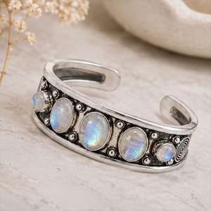 Bracelet large artisanal en pierre de lune arc-en-ciel étoilée, fait main en laiton plaqué argent, bijou unisexe classique de créateur - Product Image 6