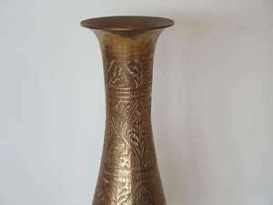 Jarrón Decorativo Tradicional de Latón con Diseño Floral Acrílico, Regalo Perfecto o Adorno para el Hogar a un Precio Razonable - Product Image 3