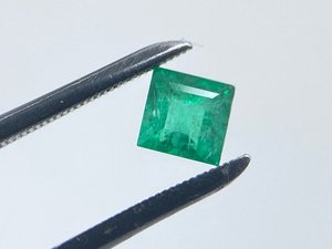 Esmeralda facetada de forma cuadrada, piedra preciosa suelta, tamaños surtidos de 1.5mm a 4mm, lote calibrado para la fabricación de joyería. - Product Image 4