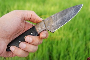 Couteau de chasse artisanal en acier Damas, lame fixe, manche intégral, couteau de survie pour le camping en plein air avec étui en cuir - Product Image 3