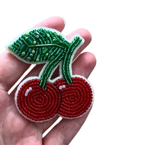 Broche artisanale haut de gamme en perles de rocaille plaquées argent, broderie perlée, style vintage, accessoire de mariage et de fiançailles avec cristaux - Product Image 5