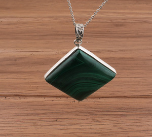 Pendentif en malachite naturelle, argent sterling 925 plaqué platine, véritable pierre précieuse verte à bandes, collier vintage avec sertissage en bezel - Product Image 2