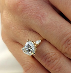 Anillo de compromiso de lujo con diamante de 2.5 quilates con corte en forma de corazón, oro sólido de 18 quilates, piedras laterales en forma de pera, clásico para mujer, certificado por GIA. - Product Image 2