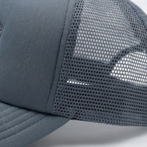 Casquette de camionneur grise réglable avec logo brodé géométrique sur le panneau avant, en tissu maillé, unisexe, décontractée - Product Image 5