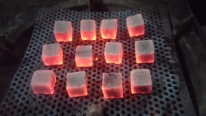 Profitez des plaisirs aromatiques du shisha, intensifiés par des charbons de coco en forme de cube pendant votre séance de chicha. - Product Image 5