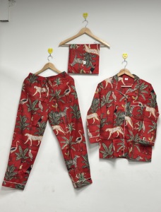 Conjunto de Pijama de Algodón Ecológico con Estampado de Animales de la Selva |   Conjunto de Pijama Rojo Safari de Verano |   Conjunto de Camisa y Pantalones Cómodos con Botones - Product Image 2