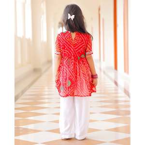 Magnifique ensemble de kurta en chiffon pur Bandhani rouge, dessiné à la main, pour enfants de 1 à 2 ans, vêtements décontractés indiens et pakistanais - Product Image 4