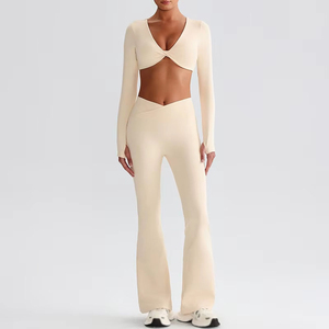 Ensemble de yoga 2 pièces pour femme en tissu Spandex/Nylon respirant, séchage rapide, écologique, avec short en dentelle et soutien-gorge de sport taille mi-haute, personnalisable - Product Image 2