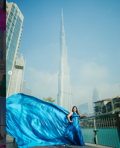 Elegante Vestido Azul Rey para Sesión de Fotos al Aire Libre, Fondo Icónico del Burj Khalifa, Lujoso Vestido Largo de Seda - Product Image 2