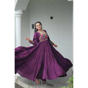 Vestido de Fiesta Navratri con Hermoso Trabajo Gamthi, Ropa India y Pakistaní - Product Image 2