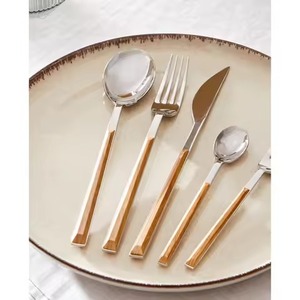 Ensemble de couverts en métal moderne avec finition polie pour table à manger de luxe et décoration de cuisine - Product Image 3