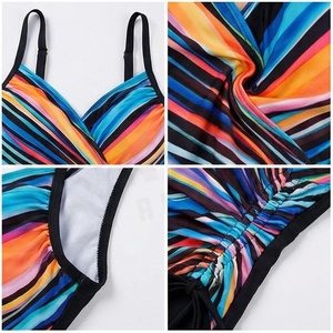 Ensemble de yoga 2 pièces imprimé papillon bleu avec finition dorée, body à col en V profond et jupe portefeuille longueur genou - Product Image 4