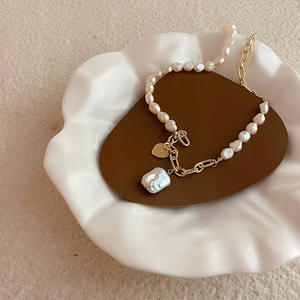 Collier rétro en perles d'eau douce naturelles avec pendentif en forme de cœur en métal au style simple et tendance, style européen - Product Image 4