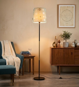 Lampe sur pied moderne en métal noir fin pour salon et chambre à coucher, avec abat-jour en tissu imprimé couleur gris doré - Product Image 3