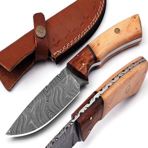 Couteau à lame fixe de chasse en acier Damas fait main sur mesure, qualité industrielle, pointe clip, manche en bois, étui en cuir - Product Image 1