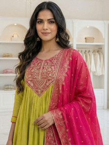 ชุดคุर्ติผ้าไหมผสมปักลายสีเขียวทรงเอไลน์สำหรับผู้หญิง พร้อมผ้าคลุมไหล่สีชมพู ชุดแบบดั้งเดิมของอินเดียและปากีสถาน ทรงปกติ ความยาวระดับเข่า แห้งเร็ว - Product Image 5