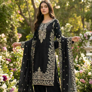 Costume en soie de créateur avec broderies lourdes et dupatta, tenue asiatique, Royaume-Uni - Product Image 1