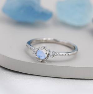 Anillo de Plata de Ley con Piedra Lunar Simulada y Cristales de Circonita Cúbica, Anillo Apilable, Anillo Delgado de Plata - Product Image 5