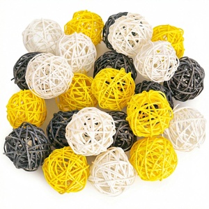 Boules en rotin multicolores à prix avantageux, accessoires de Noël, boules tissées à la main pour la décoration - Product Image 1