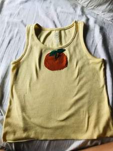 Débardeur côtelé blanc avec broderie de fruits perlée, vêtement d'été en coton fait main, artisanat de broderie - Product Image 3