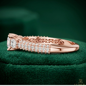 Anillo de Compromiso de Lujo en Oro Rosa de 14K y Chapado en Oro de 18K con Tres Diamantes, Corte Redondo, Pavé, Certificado IGI, Anillo de Boda para Mujer - Product Image 2