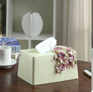 Caja de pañuelos de metal plateado con intrincados recortes florales para decoración coordinada, disponible a precio de mayoreo. - Product Image 6