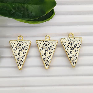 Pendentif triangulaire en Jaspe Dalmatien électroplaqué, 20x15mm, plaqué or, fait main, connecteur pour la fabrication de bijoux - Product Image 1