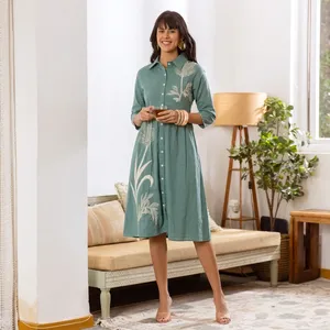 Robe chemise mi-longue brodée vert sauge pour femme, boutonnée sur le devant, manches trois quarts, motif floral, longueur mi-longue, tenue décontractée et élégante - Product Image 6