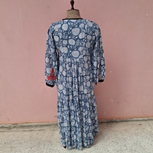 Vestido maxi 100% algodón con estampado floral y bloques de madera, manga farol, cuello redondo, dobladillo recto, ajuste regular, informal, tejido, corte en A. - Product Image 3