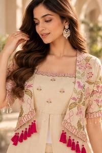 Conjunto de Kurti y Palazzo de Seda Beige con Chaqueta Bordada, Borlas Rosas y Abertura Frontal, Túnica de Diseñador para Fiesta, Prayosha Enterprise - Product Image 3
