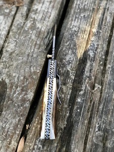 Cuchillo de caza de acero de Damasco con punta curva, mango de asta de ciervo y diseño de perilla para el pulgar - Product Image 4