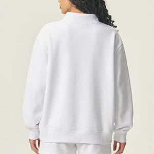 เสื้อผ้าสตรีแบบ OEM/ODM ปักลาย คอเต่าทรงหลวม ผ้าฟลีซเนื้อนุ่ม 100% ผ้าฝ้าย น้ำหนักเบา ระบายอากาศได้ดี สไตล์สตรีทแวร์ ไหล่ตก ทรงเต็มตัว - Product Image 4
