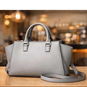 ของชิ้นนี้ดูเหมือนจะเป็นกระเป๋าหนังขนาดกลางของไมเคิลเซลม่าสีเทา - Product Image 1