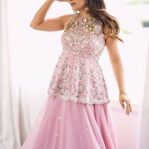 Conjunto de Top Corto y Lehenga de Seda Sintética Georgette Premium con Dupatta Bordada, Ropa Étnica de Diseñador para Mujer, Sin Mangas, para Fiesta - Product Image 1