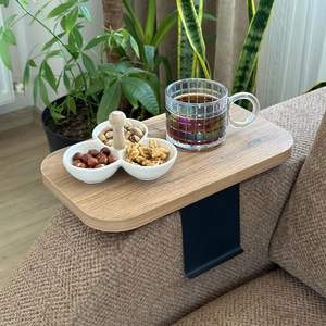 Plateau d'accoudoir en bois artisanal avec motifs sculptés uniques et bords arrondis pour un rangement fonctionnel sur table - Product Image 3