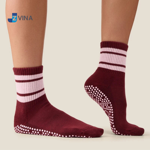 Chaussettes de Pilates personnalisées avec logo, couleur bordeaux, rayures classiques, grip bidirectionnel, antidérapantes pour femme, yoga, barre, usage quotidien - Product Image 3