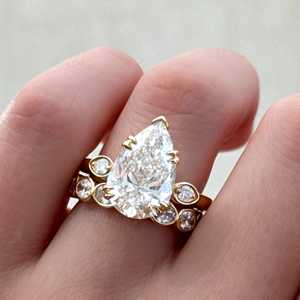 Anillo de compromiso de 3 quilates con corte de pera en forma de hoja, cultivado en laboratorio, de oro macizo de 14K, estilo vintage, con tres diamantes, precio de fábrica. - Product Image 2