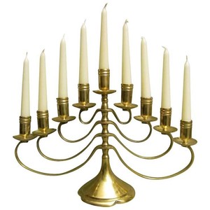 Candelabro Menorah Dorado Pulido con Brazos Curvos Lisos, Pieza Decorativa de Mesa para Decoración Festiva - Product Image 4