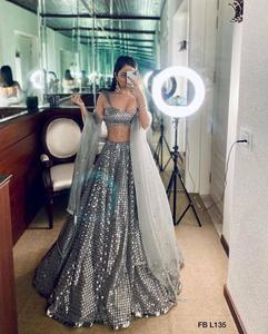 Lehenga Choli de seda gris con secuencias y Dupatta para boda india y fiesta de mujer - Product Image 2