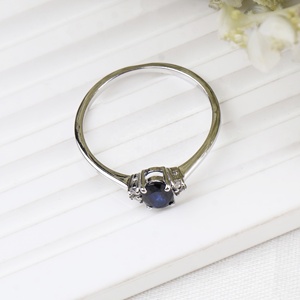 Vente en gros de bagues en argent sterling 925 massif avec saphir bleu ovale naturel, bijoux fins, Memoria Jewels - Product Image 2