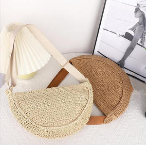 Domina tus días activos con este dinámico bolso de hilo natural con forma de media luna y correa ancha ajustable hoy mismo. - Product Image 2