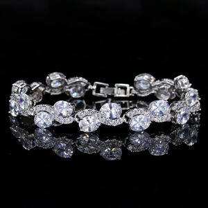 Pulsera de tenis de lujo unisex de oro macizo de 14K y chapado en oro de 10K con cristales verdes ovalados y diamantes de laboratorio engastados en garra, con diseño de cadena. - Product Image 3