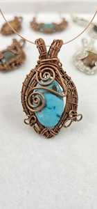 Pendentif unisexe fait main en alliage de métaux précieux Ha Gems, classique, en cuivre antique, enveloppé de fil, avec pierre précieuse turquoise de forme ovale - Product Image 1