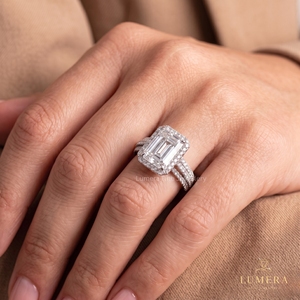 Superbe bague vintage en or avec diamant de laboratoire taille émeraude, halo micro-pavé, double bordure, sangle fendue et monture ouverte - Product Image 1