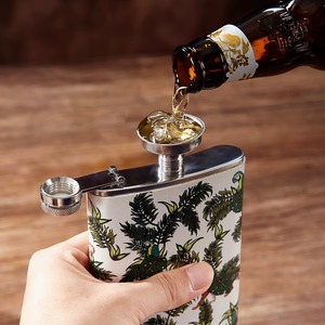 Petaca estampada de metal elegante para llevar en el bolso o cartera, accesorio de bar personal de moda. - Product Image 5