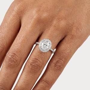 Anillo de Compromiso de Platino PT950 para Mujer con Diamante de Corte Ovalado, Halo y Diamantes Laterales, Estilo Clásico, Diamante Certificado por IGI - Product Image 5